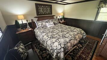 Een bureau, gratis wifi, beddengoed