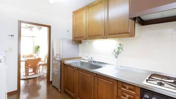 Fridge, microwave, stovetop, cookware/dishes/utensils