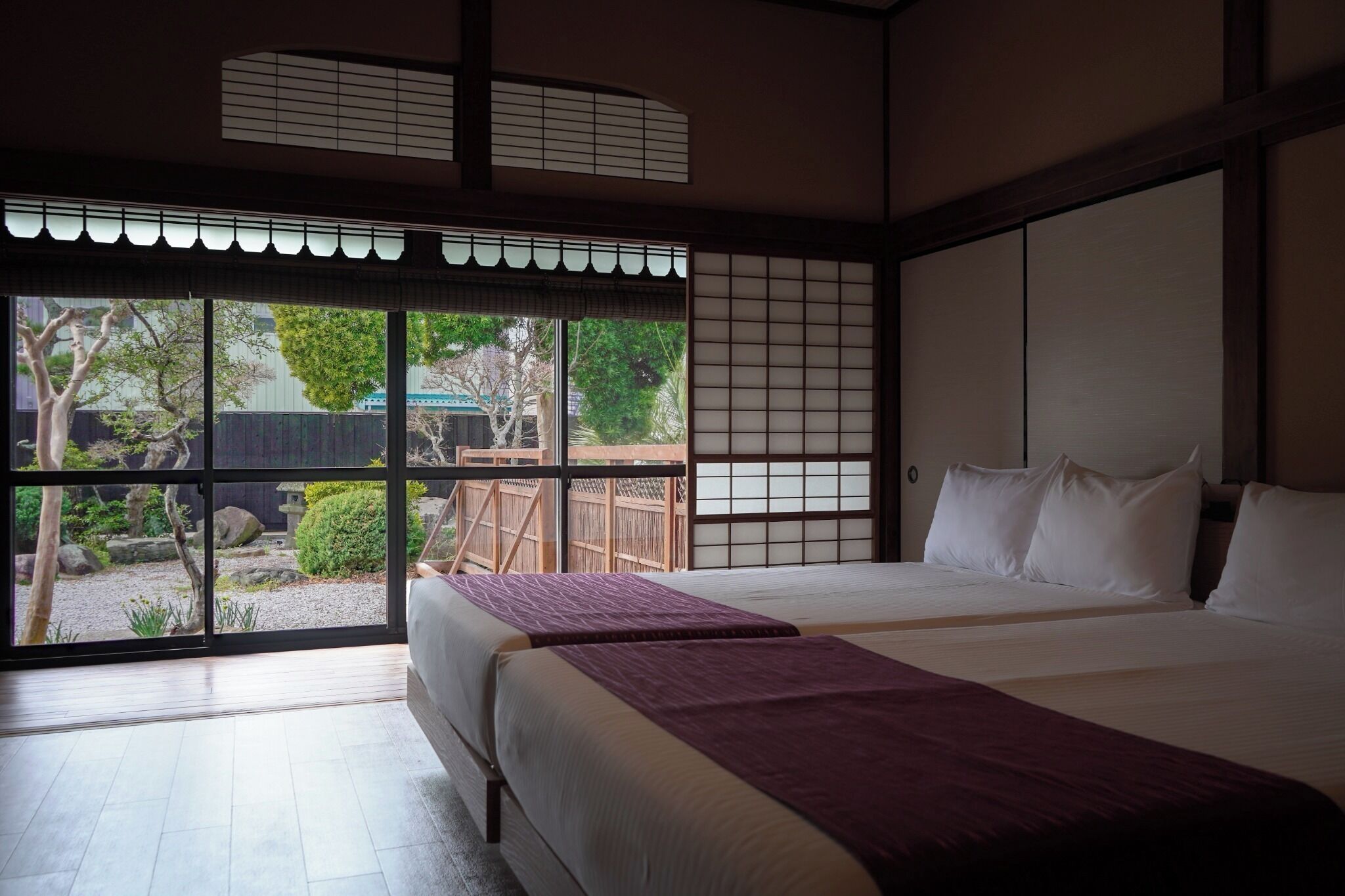 4 室のベッドルーム、デスク、WiFi (無料)、ベッドシーツ