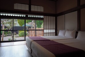 4 bedrooms, desk, free WiFi, bed sheets