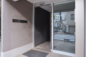 Exterior detail - TORA HOTEL SENSOJI MOON1 / Taito-ku Tokyo (Taito-ku)