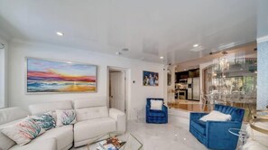 Smart TV, chimenea, oficina y impresora 