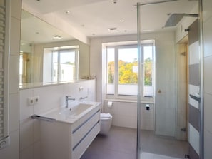 Hair dryer, towels - Proradies Sun Deck SkySuite (Ostseebad Binz)