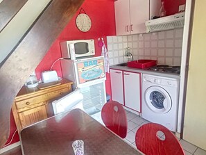 Private kitchen - Air-conditioned Holiday Home with Terrace, BBQ, and Private Parking, 10-min Walk to Beach (Argelès-sur-Mer)