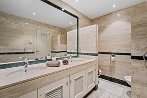 Vasca, asciugacapelli, asciugamani