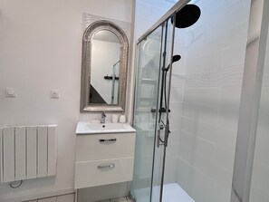 Bathroom - Charming 4-Bedroom House in Saint-Brévin-les-Pins with Garden, BBQ, Near Beach & Shops (Saint-Brevin-les-Pins)