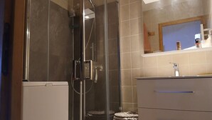 Unclassified image, 2 of 9, button - Cozy 2-Bedroom Apartment for 4 with Terrace, Parking, and Modern Amenities in Crest-Voland (Crest-Voland)