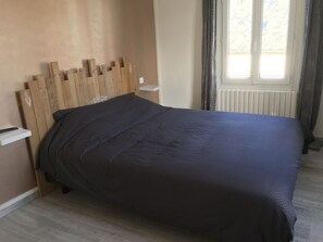4 bedrooms, WiFi, bed sheets