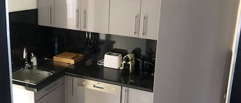 Frigorifero, microonde, forno, piano cottura