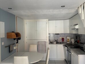 Fridge, microwave, oven, stovetop - Bright T3 house, air-conditioned, pool & parking, 800m from Argelès-sur-Mer beach (Argelès-sur-Mer)