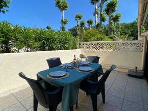 Outdoor dining - Holiday pavilion 4 pers., parking, aircon, near beach (Argelès-sur-Mer)