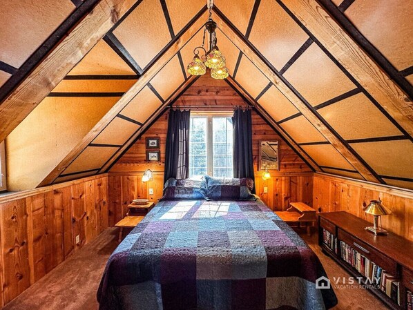 2 bedrooms, desk, WiFi, bed sheets