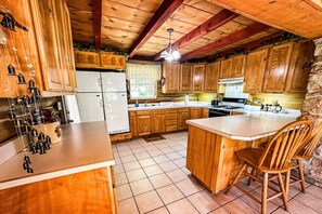 Køleskab, kogeplade, kaffe-/temaskine, køkkentøj/tallerkener/redskaber