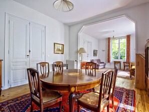 Dining - Spacious Villa in Arcachon: Garden, Terrace, Close to Beach & Town, Pet-Friendly, Sleeps 12 (Arcachon)