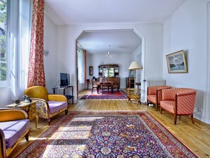 TV - Spacious Villa in Arcachon: Garden, Terrace, Close to Beach & Town, Pet-Friendly, Sleeps 12 (Arcachon)