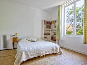 5 bedrooms, free WiFi - Spacious Villa in Arcachon: Garden, Terrace, Close to Beach & Town, Pet-Friendly, Sleeps 12 (Arcachon)