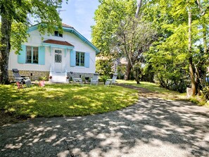 Property grounds - Spacious Villa in Arcachon: Garden, Terrace, Close to Beach & Town, Pet-Friendly, Sleeps 12 (Arcachon)