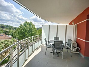 Outdoor dining - Cozy 1BR Apartment with Terrace and Parking near Lamalou-les-Bains Thermal Spa and Casino (Lamalou-les-Bains)