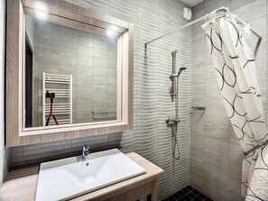 Hair dryer - Cozy 1BR Apartment with Terrace and Parking near Lamalou-les-Bains Thermal Spa and Casino (Lamalou-les-Bains)