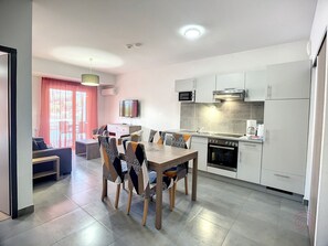 Fridge, microwave, oven, stovetop - Cozy 1BR Apartment with Terrace and Parking near Lamalou-les-Bains Thermal Spa and Casino (Lamalou-les-Bains)