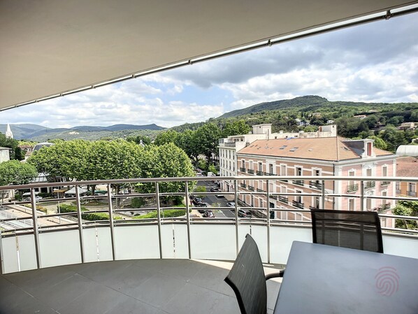 Outdoor dining - Cozy 1BR Apartment with Terrace and Parking near Lamalou-les-Bains Thermal Spa and Casino (Lamalou-les-Bains)