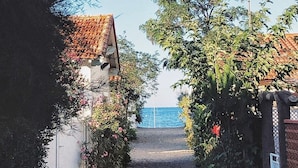 A narrow pathway leading to a beach with a clear view of the sea. - Apartment at Racou 100m from the beach with pool and parking (Argelès-sur-Mer)