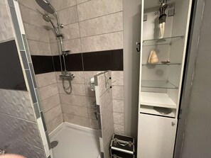 Bathroom - Cozy studio with terrace and parking 300m from the beach (Saint-Hilaire-de-Riez)