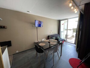 Dining - Cozy studio with terrace and parking 300m from the beach (Saint-Hilaire-de-Riez)