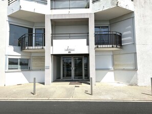 Exterior detail - Spacious city-center apartment, sleeps 5, near beach (Saint-Gilles-Croix-de-Vie)