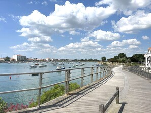 Marina - Spacious city-center apartment, sleeps 5, near beach (Saint-Gilles-Croix-de-Vie)