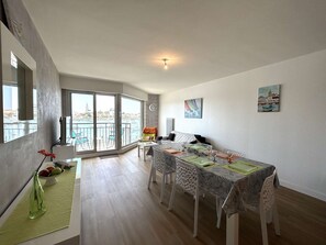 Interior - Spacious city-center apartment, sleeps 5, near beach (Saint-Gilles-Croix-de-Vie)