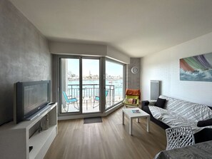 TV - Spacious city-center apartment, sleeps 5, near beach (Saint-Gilles-Croix-de-Vie)