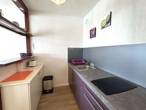 Refrigerador, microondas, parrilla de estufa y cafetera y tetera 
