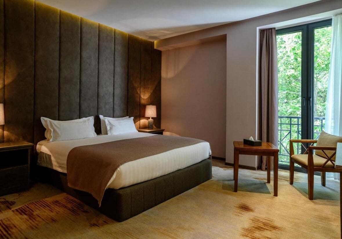 Family Room | Minibar, in-room safe, blackout curtains, soundproofing