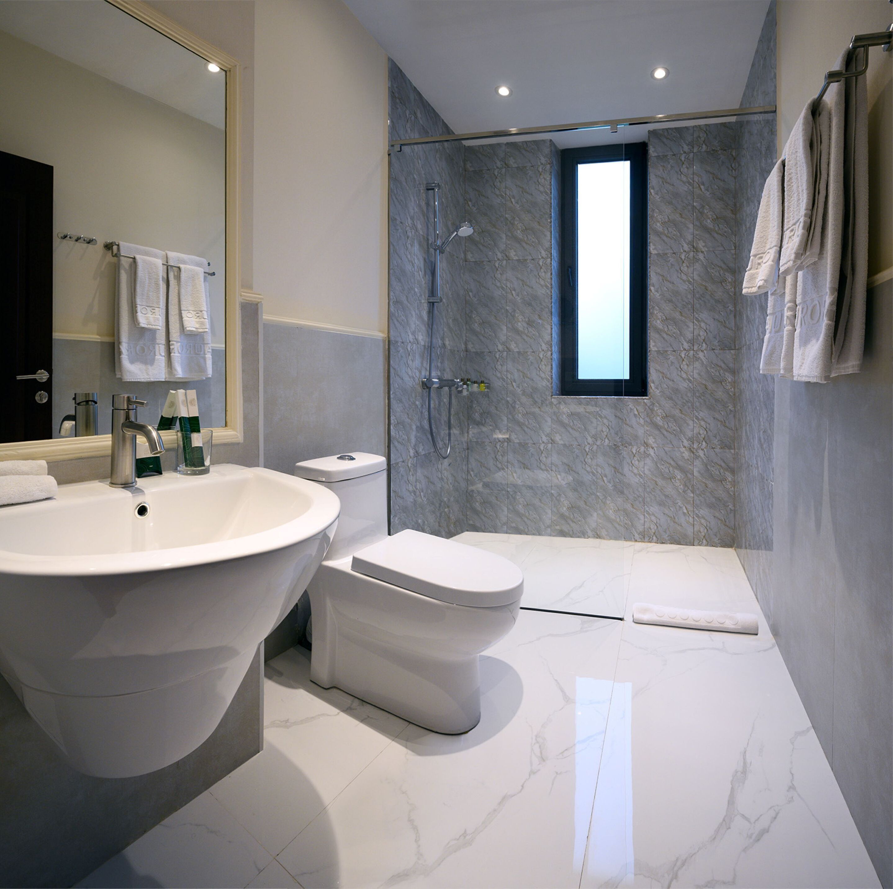 Doppia Superior | Bagno | Asciugacapelli, accappatoio, pantofole, asciugamani