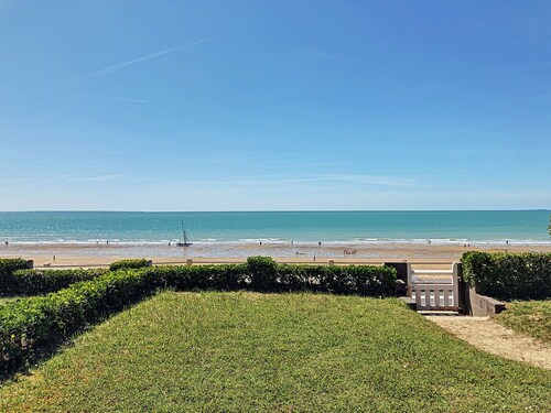 Ground floor apartment by the sea, 500m from shops
