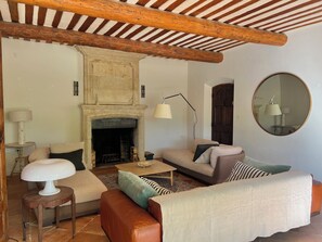 مدفأة، تنس طاولة، كُتُب