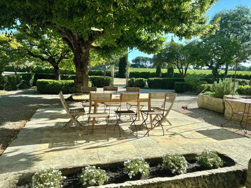 Old farmhouse with majestic view of the vineyards
