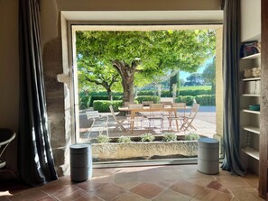 المنشأة من الداخل