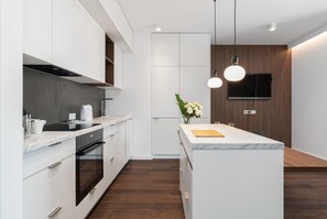 冷蔵庫、オーブン、コンロ、食器洗い機