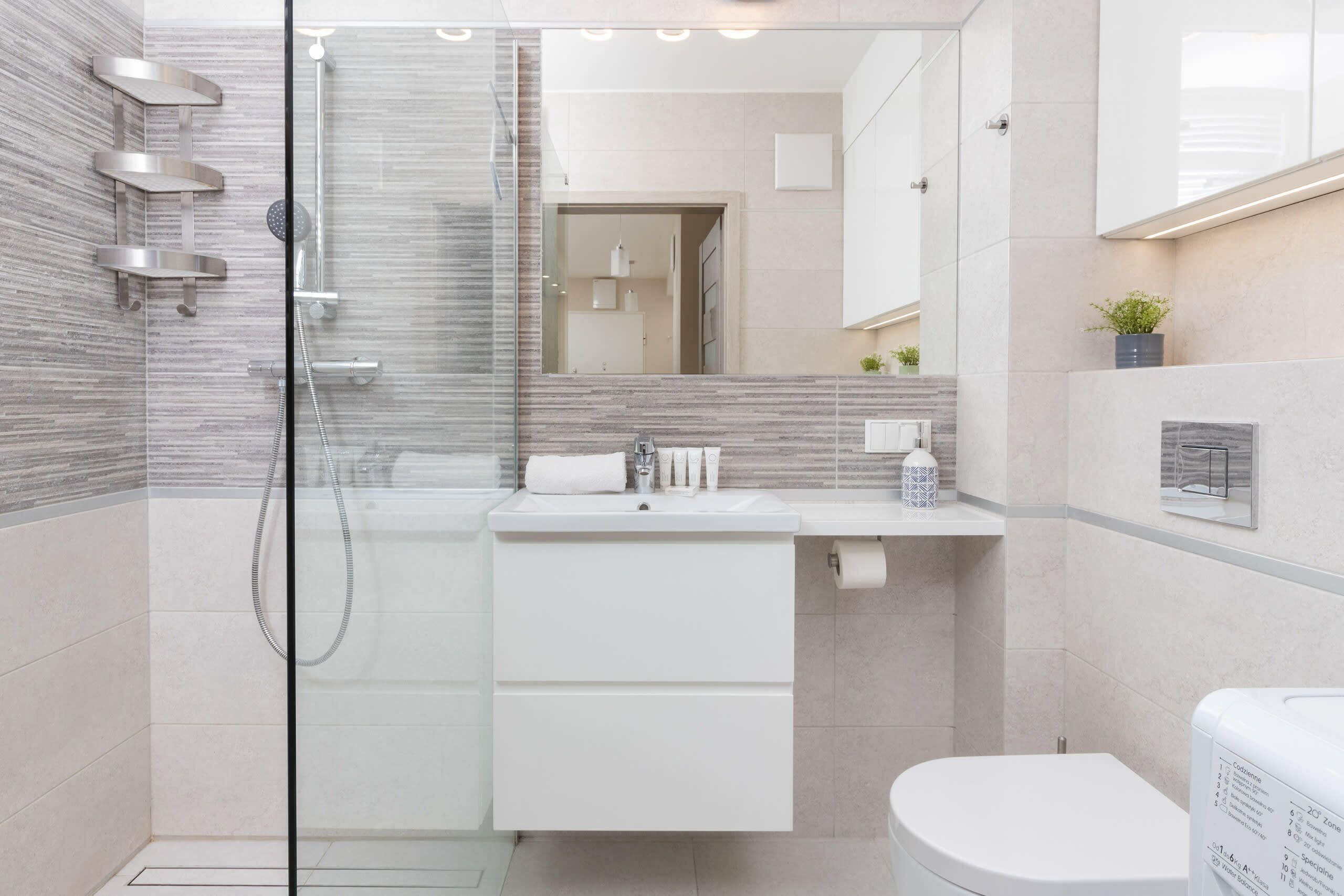 Shower, shampoo