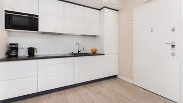 Frigorífico, microondas, placa de cocina y cafetera o tetera