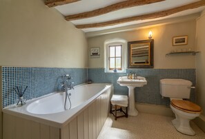 Combined shower/tub, hair dryer, towels