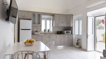 Suite Luxury | Cucina privata | Frigorifero con congelatore, microonde, macchina per caffè espresso