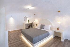 Exclusive Suite, 3 Bedrooms | Egyptian cotton sheets, premium bedding, memory foam beds, minibar - Captain's House Suites (Santorini)