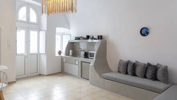 Suite Deluxe | Area soggiorno | Smart TV 45 pollici con canali via cavo, TV, Netflix