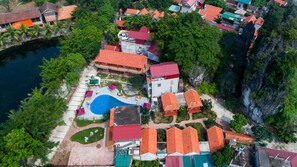Una piscina al aire libre, sillones reclinables de piscina