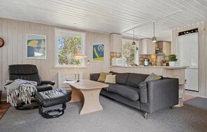 Een televisie en een open haard