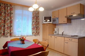 Frigorífico, microondas, placa de cocina y lavavajillas