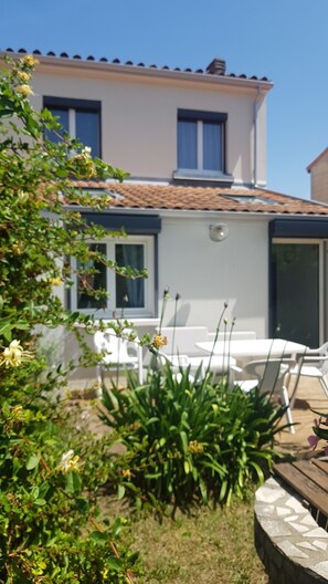 Outdoor dining - Agréable Maison, Plage à Pied, Jardin Clos et Parking (Châtelaillon-Plage)